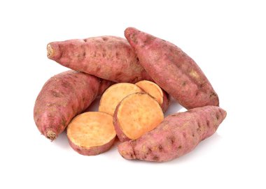 Beyaz arka planda izole edilmiş tatlı patates.