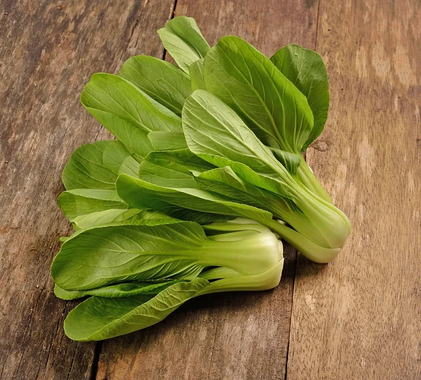 Kopfschuss Von Chinakohl Bok Choy Auf Rustikalem Holz — Stockfoto