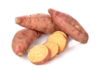 Beyaz arka planda izole edilmiş tatlı patates.