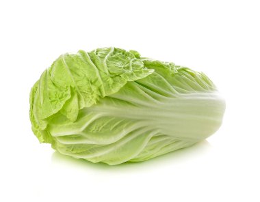 Beyaz arka planda izole edilmiş Çin lahanası.