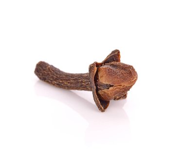 beyaz arkaplanda kuru karanfiller