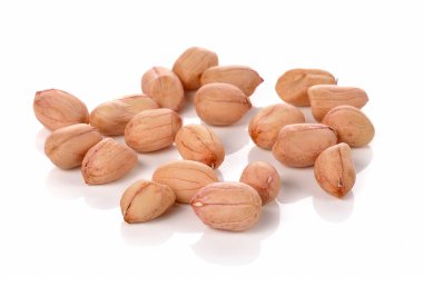 Fıstık beyaz arkaplanda izole edildi.