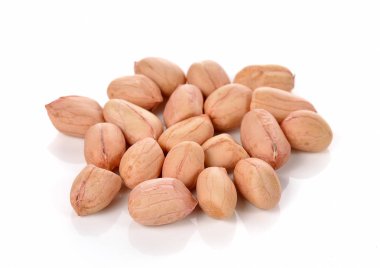 Fıstık beyaz arkaplanda izole edildi.