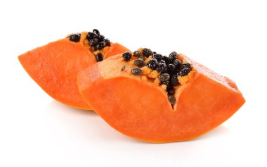 Papaya beyaz arka planda izole edildi.