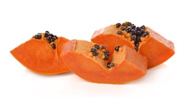 Papaya beyaz arka planda izole edildi.
