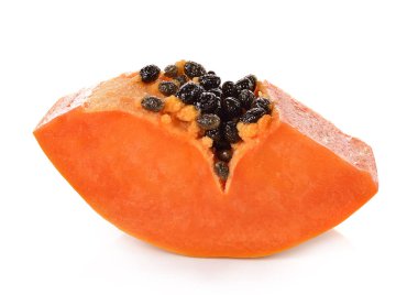 Papaya beyaz arka planda izole edildi.