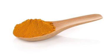 Beyaz arka planda tahta kaşıkta zerdeçal tozu