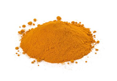Beyaz arkaplanda izole edilmiş zerdeçal tozu.