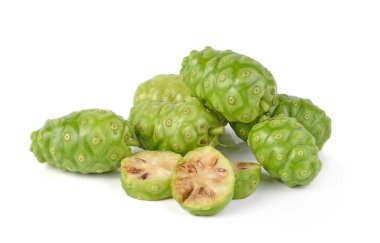  Büyük Morinda beyaz arka planda izole