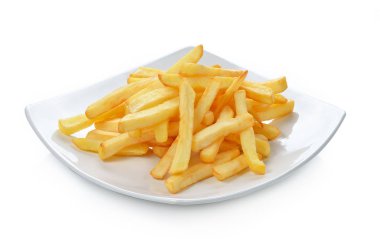 Patates kızartması beyaz arka plan üzerinde izole plaka