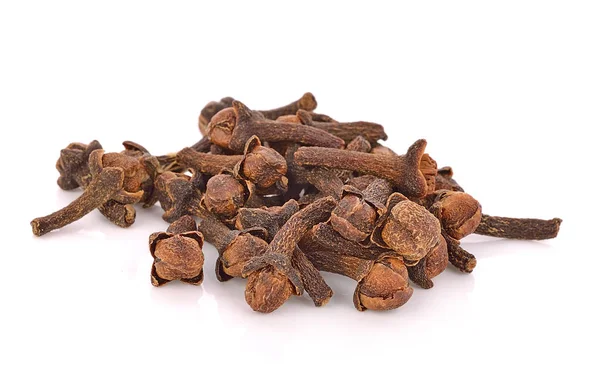 beyaz arkaplanda kuru karanfiller