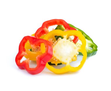 Beyaz arka plan üzerinde izole kırmızı, yeşil ve sarı dilimlenmiş biber