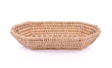 Beyaz arkaplanda izole edilmiş vintage dokuma sepeti