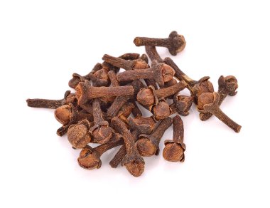 beyaz arkaplanda kuru karanfiller