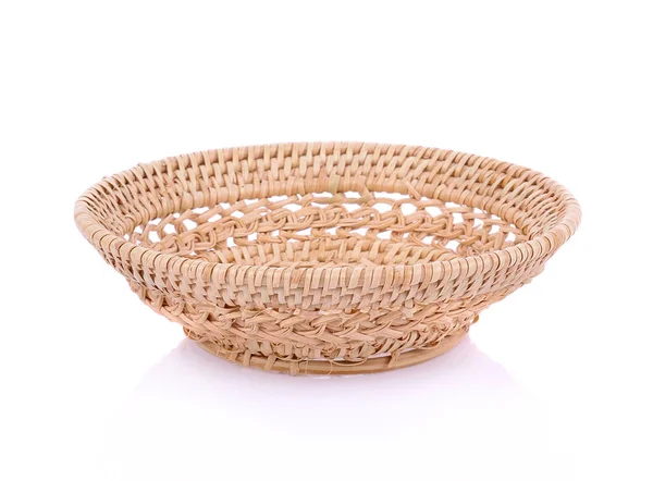 Beyaz arkaplanda izole edilmiş vintage dokuma sepeti