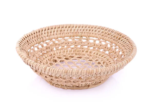 Beyaz arkaplanda izole edilmiş vintage dokuma sepeti