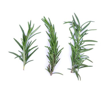 Beyaz arkaplanda biberiye izole edildi