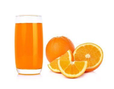 highball bardakta portakal suyu. Beyaz arka plan üzerinde izole