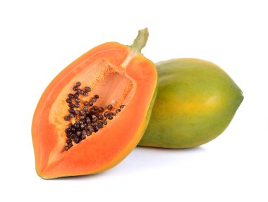 Papaya beyaz arka planda izole edildi.