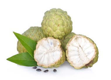 Beyaz arkaplanda krema elması