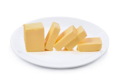 Beyaz arka plan üzerinde seramik tabak içinde tereyağı