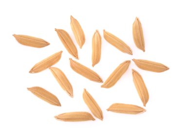 Beyaz arka plan üzerinde izole pirinç tanelerinin üstten görünüm