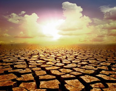 kırık çöl üzerinde turuncu bulutlu gün batımı