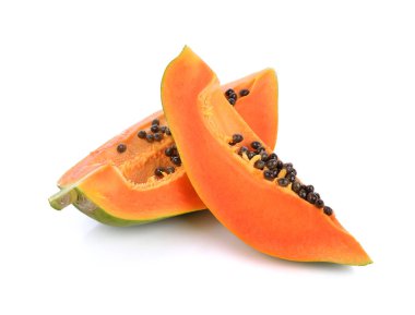 Papaya beyaz arka planda izole edildi.