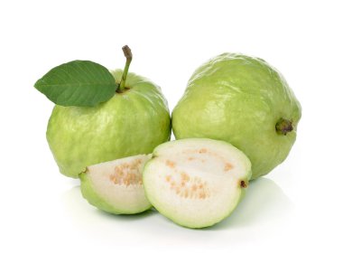 Guava beyaz arkaplanda izole edildi.