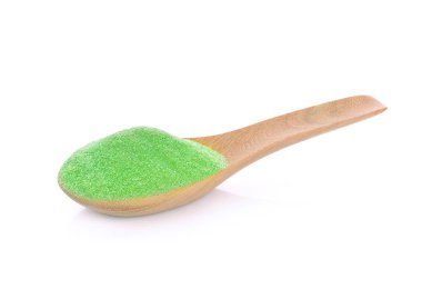 toz yeşil çay beyaz arka plan üzerinde izole bambu kaşık ile