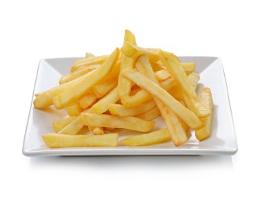 Patates kızartması beyaz arka plan üzerinde izole plaka