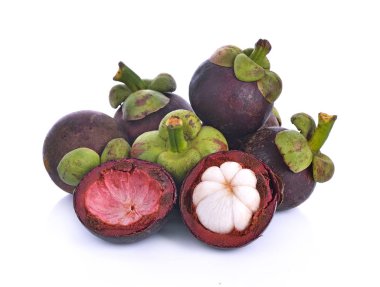 Mangosteen beyaz arka planda izole