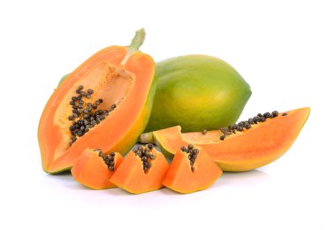 Papaya beyaz arka planda izole edilmiş