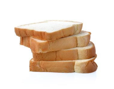 Beyaz arkaplanda izole edilmiş dilimlenmiş ekmek