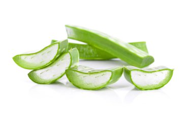 aloe vera taze yaprak. Beyaz arka plan üzerinde izole