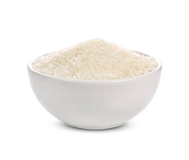 Beyaz arka planda izole edilmiş bir kasede pirinç