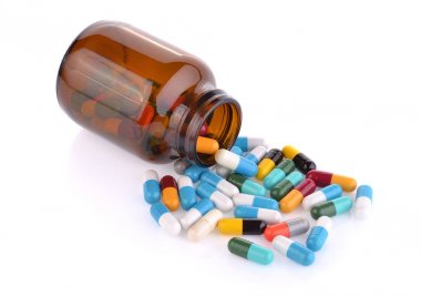 Hapları üzerinde beyaz bir bac izole yüzey üzerine dökülüp hapı şişe