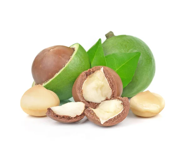 Macadamia noten op witte achtergrond — Stockfoto