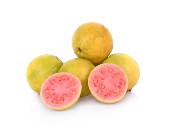 Fruta guayaba verde fresca sobre fondo blanco — Foto de Stock