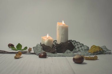 Akşam, mum ışığı, sonbaharda rahatlatıcı bir atmosfer, Aromaterapi için yağmurlu, soğuk hava sıcak