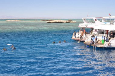 Hurghada, Mısır - 1 Ocak 2018, birkaç pepople tekne dalış, yüzme, stern üzerinde gidiş