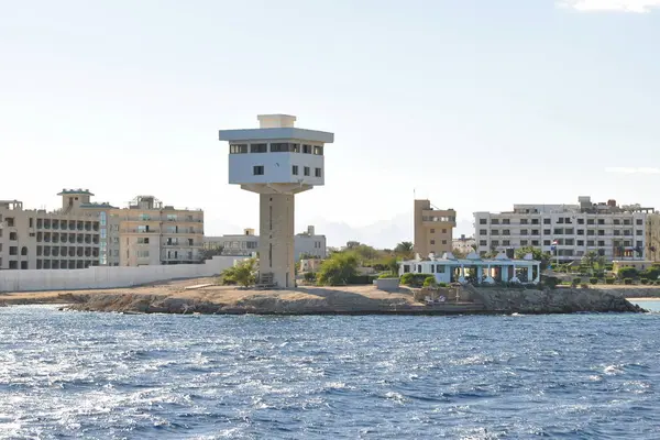 Hurghada, Mısır - 1 Ocak 2018, - sahil otel ve tekne görünümünden deniz feneri ile