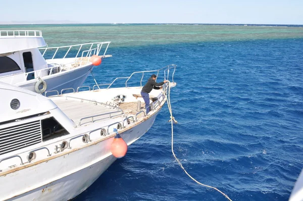 Hurghada, Mısır - 1 Ocak 2018, - Dalış, Mısır denizci için başka bir mercan kayalığı yelken tekne çöz.