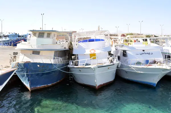 Hurghada, Mısır - 1 Ocak 2018, tekne turist ve dalgıçlar için bekliyor