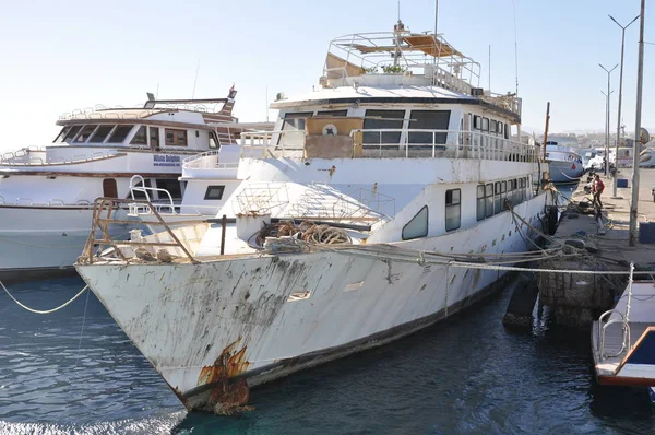Hurghada, Mısır - 1 Ocak 2018, gemi iskeleye