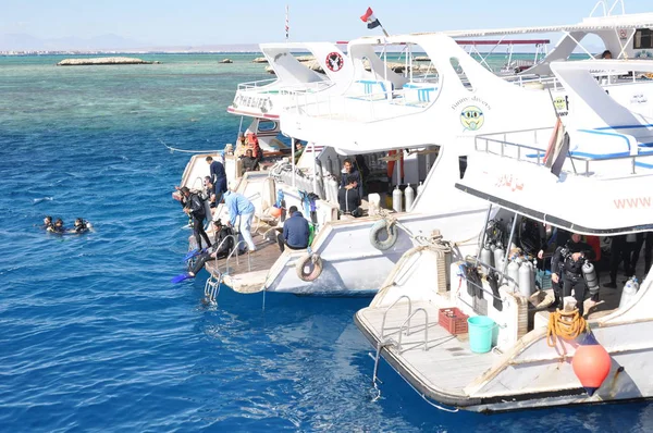 Hurghada, Mısır - 1 Ocak 2018, birçok erkek ve kadın, geminin kıç dalış için hazırlanın