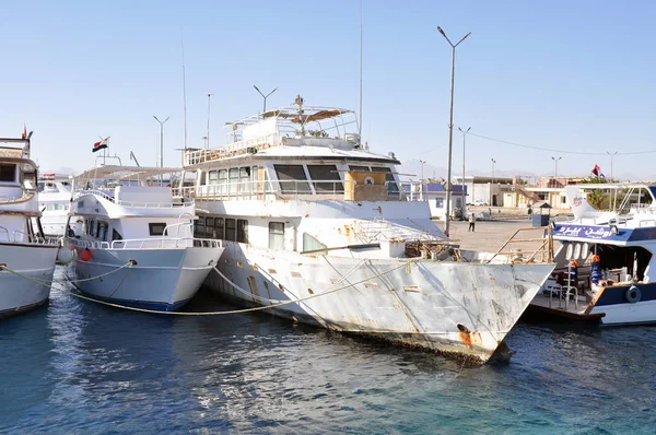 Hurghada, Mısır - 1 Ocak 2018, eski tekneleri iskeleye