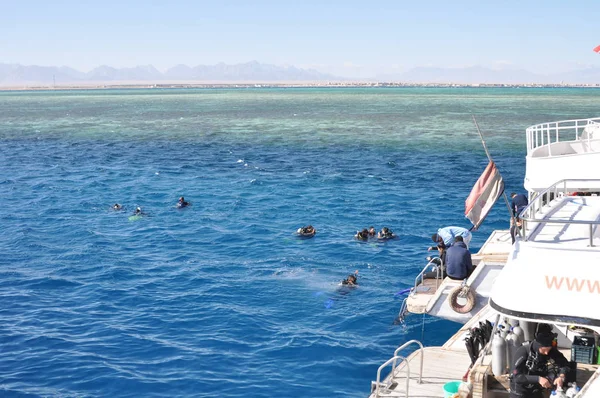 Hurghada, Mısır - 1 Ocak 2018, birkaç kişi, geminin kıç önce dalış yüzme