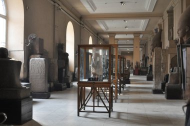 Cairo, Mısır - 02 Ocak 2018, koridor Mısır Müzesi, Kahire, Mısır antik sculprures