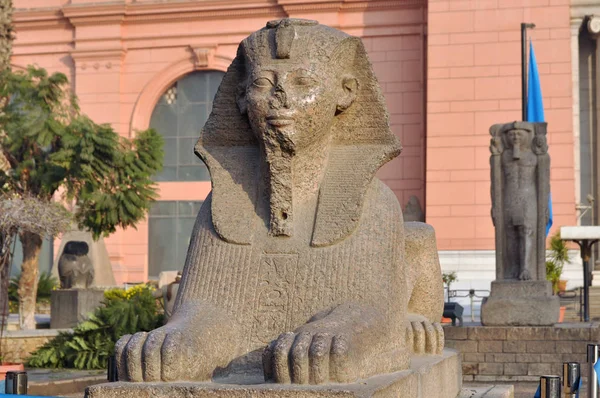 Cairo, Mısır - 02 Ocak 2018, Sfenks Tahrir Meydanı, Kahire, Mısır önünde Mısır Müzesi'nde